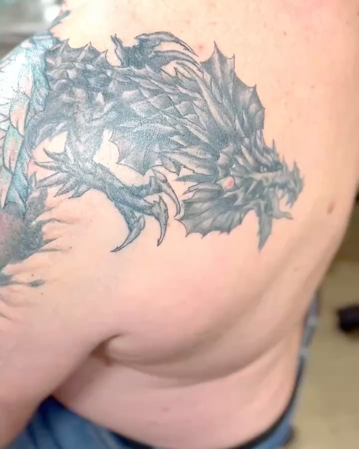 tatouage de dragon sur l'épaule– Inkaat